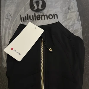 Lululemon Define Jacket - Svart lululemon define jacket, med guldiga dragkedjor. Helt ny med prislapp 