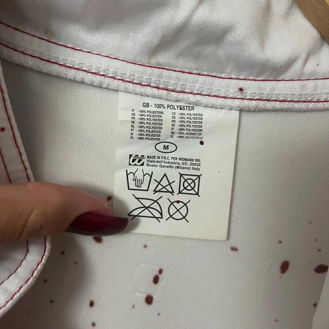 Vit sjuksköterskekläning med blodstänk - 1