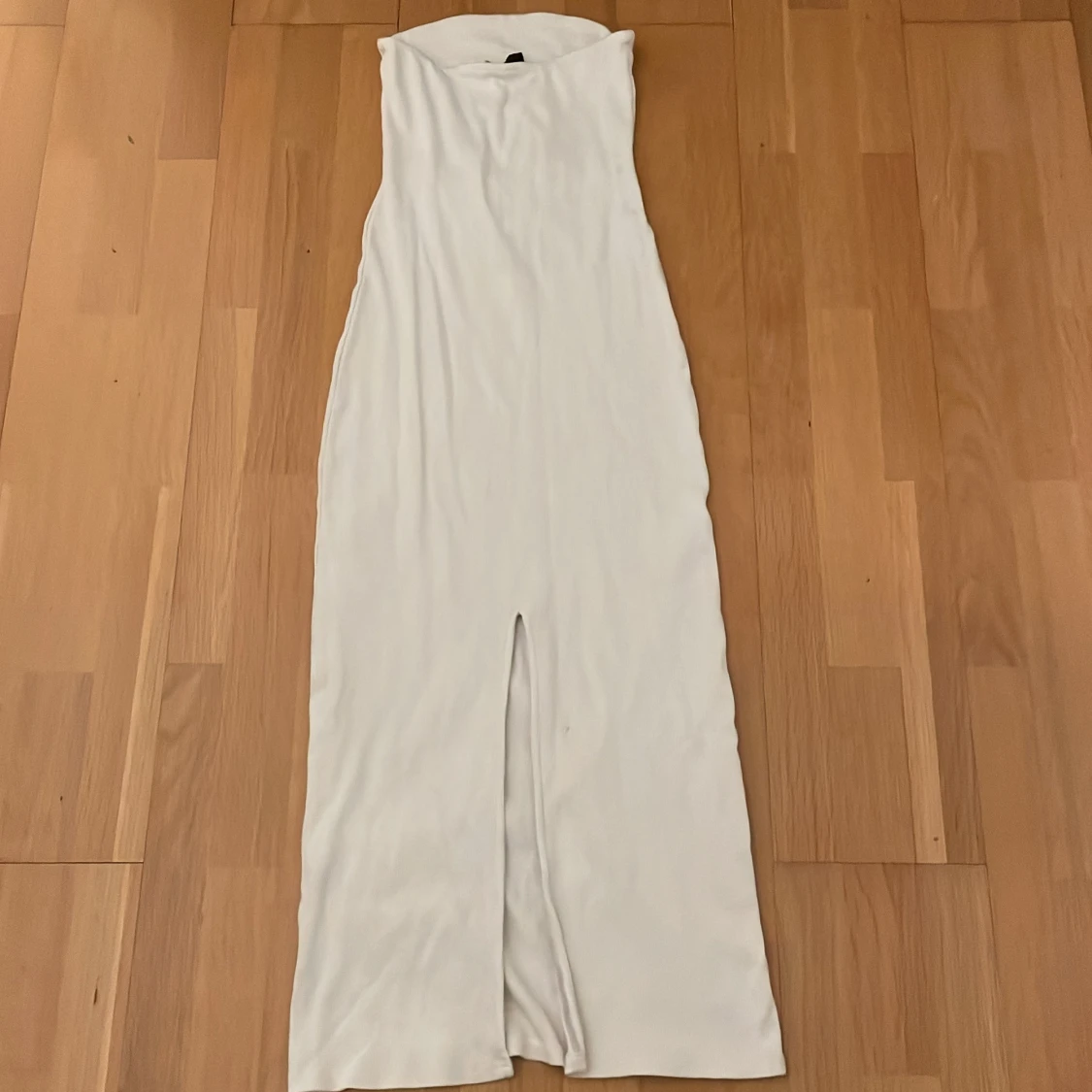 Vit axelbandslös långklänning med slits - 1