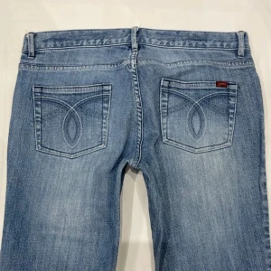 Ljusblå bootcut jeans från Jeans Amber - Snygga ljusblå jeans med bootcut-modell från Jeans Amber. 