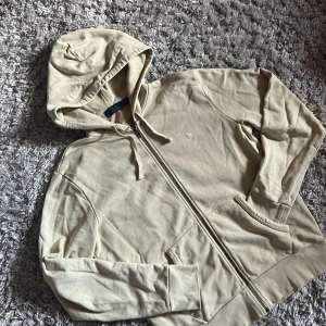 Ralph Lauren Beige Hoodie - Säljer denna riktigt snygga Ralph Lauren zip hoodien. Den är i bra skick utan defekter och är i storlek S. Bara att skriva över frågor och funderingar.