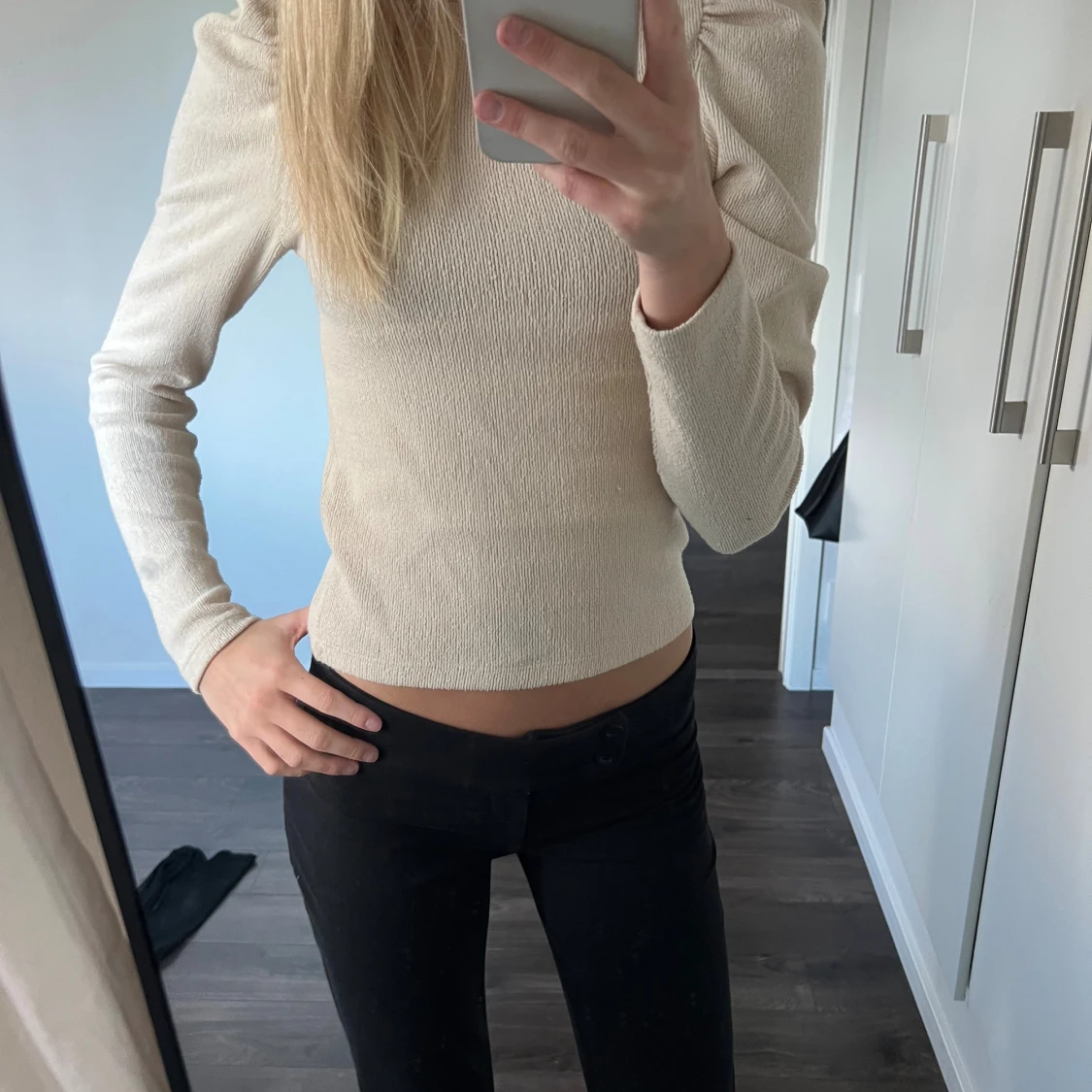 Beige långärmad topp med puffärm