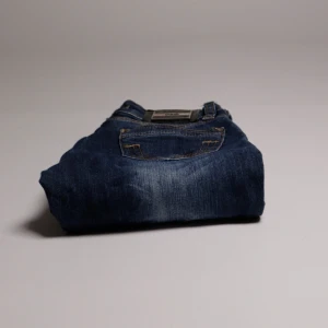 Dolce&gabbana - Dolce & Gabbana // Low waist // boot cut Storlek: 27 Mått, Midja 30 cm, Benlängd, 84 cm, Innerben, 63 cm,   Nypris: 2599:- Vårt pris: 499:- Hojta gärna vid frågor – vi svarar dig alltid snabbt med ett trevligt bemötande. Allt gott, /Team Trovata 