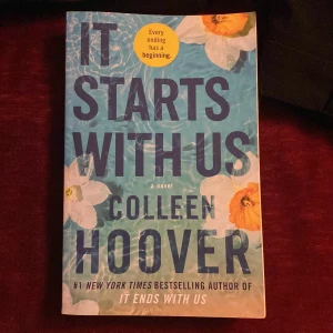 It Starts With Us - En Colleen Hoover bok som fortsätter där 'It Ends With Us' slutade. Begegnad sen tidigare men inte läst själv. Fint skick🤗🤗