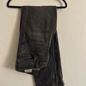 Svarta jeans från Lee W28 L32 - Säljer ett par svarta jeans från Lee i modellen West. Jeansen har klassisk femficksdesign, svarta sömmar och Lee-logga på bakfickan. Materialet är denim i bomull och passformen är rak och normal. Perfekta för dig som gillar en stilren look.