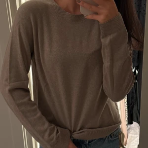 Beige stickad kashmirtröja från Uniqlo - Säljer en stilren beige stickad tröja från Uniqlo. 