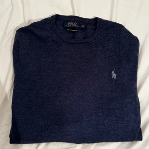  Ralph Lauren 100% merinoull tröja - Tja säljer denna Ralph lauren tröjan. Modellen på bilden är 187 cm o väger 72kg.  Storleken är M och skicket är 9/10