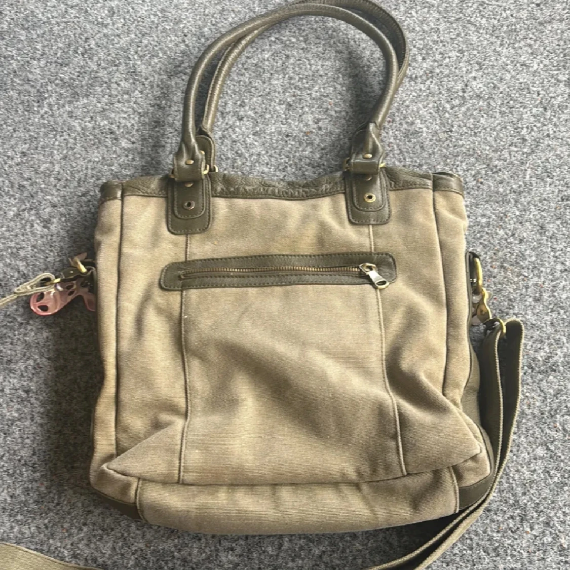 Olivgrön axelväska från NOVA - 2