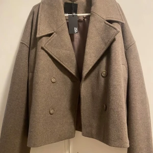 Beige croppad rock från 157 - Snygg oanvänd kappa från lager super snygg till hösten!