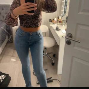 Ljusblå skinny jeans med hög midja - Säljer ett par ljusblå skinny jeans med hög midja och klassisk femficksdesign. Jeansen har en tight passform och är tillverkade i stretchigt denimtyg som sitter snyggt och bekvämt. Perfekta till crop tops och sneakers.