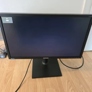 Samsung S24E650 Monitor - Säljer en Samsung S24E650 datorskärm. Den har DVI-anslutning. Höjdjusterbart stativ Skärmstorlek24 tum Höjd-/breddförhållande16:10 Kontrastförhållande för bild1000:1 Svarstid4 Okänd modifierare Uppdateringsintervall60 Hz Professionell 24-tums skärm i format 16:10 Helt justerbar fot PLS-teknikpanel Format 16: 10 DVI + VGA-anslutning perfekt för arbete och spel 