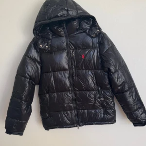 Svart Ralph Lauren jacka  -  Ralph lauren jacka i storlek Small, jackan passar ca från 65-85 kg  Och sitter nånstans mellan small och medium. Den har inga hål eller skador köp för 6995 kr ifrån Nk syns på kvittot i bilden. jag sickar med jackan lapparna och kvittot vid köp! Skriv om ni har frågor