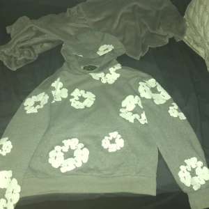 Grå denim tears hoodie   Äkta!! - Grå denim tears hoodie andvänd 1 gång.   Äkta!!