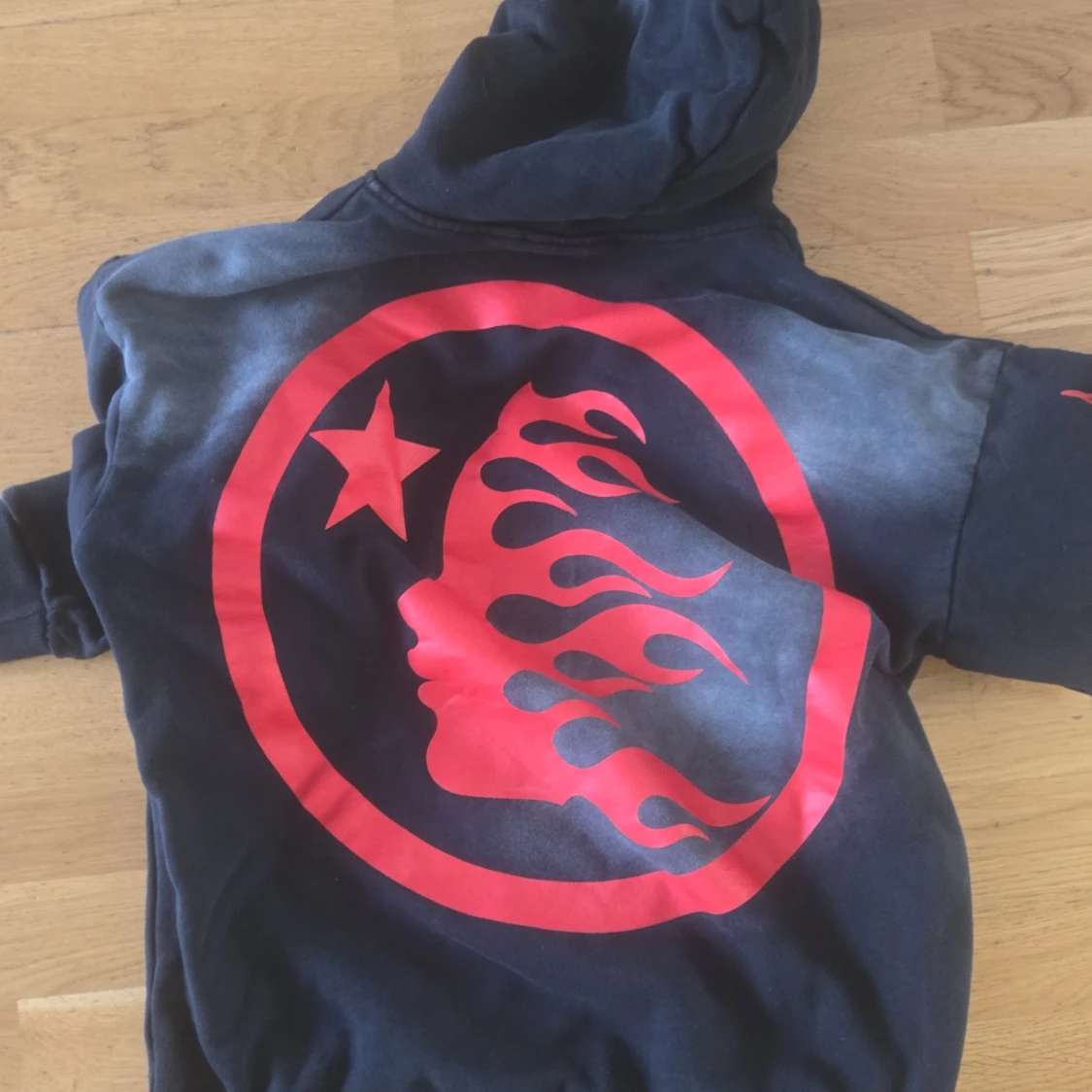 Svart Hellstar hoodie med flames - 1