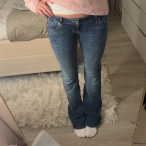 Lågmidjade jeans  - Sjukt snygga lågmidjade jeans från lager 157❣️ storlek S full lenght ❣️ kan också byta mot ett par likadana i XS full lenght 
