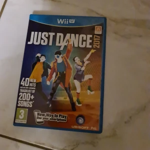 Just Dance 2017 & Just Dance 2016 (Wii U & Wii) - Två dansspel: Just Dance 2017 för Wii U med 40+ nya låtar och Just Dance 2016 för Wii med 43 hits. Båda i fint skick med originalfodral. Perfekt för familj och fest! Spelen är PEGI 3 och fungerar med respektive konsol.