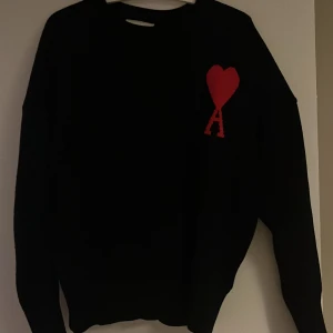 Svart stickad tröja från Ami Paris - Säker min Svarta stickade tröja från Ami Paris jätte bra skick skicka dm om ni är intresserade!