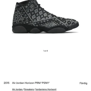 Air Jordan Horizon PRM PSNY sneakers - Unika Air Jordan Horizon PRM 'PSNY' sneakers med svart och grått rutigt mönster. Skorna har snörning, rund tå och en platt sula. Ovandelen är tillverkad i stickad syntet med coola grafiska detaljer och PSNY-logga på plösen. Perfekt för dig som vill sticka ut med din sneakerstil.