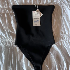 Svart bandeau body i S - Enkel och stilren svart bandeau body i storlek S. Helt ny från zara 🩷