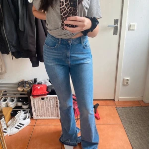 Ljusblå bootcut jeans med slits  - Fina Jeans i storlek S från LXA, jätte bra skick. Passar långa personer, jag är 1,72 och dem är väldigt för långa på mig.