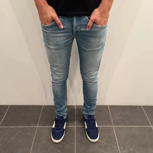 Dondup jeans - Hej, säljer nu dessa riktigt snygga Dondup jeansen i storlek 31, skicket är 9/10 men hål i skrevet och modellen är George! Nypris är cirka 3500kr. Vid minsta lilla fundering så är det bara att höra av sig 