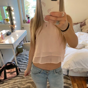 Ljusrosa linnetopp - Säljer en ljusrosa croppad linnetopp, obs spegeln är smutsig inte tröjan❤️