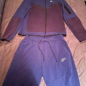 Blå Nike tech dress  - Säljer min nike tech i okej skick på grund av ingen användning! Den är M och passar både kvinna och man!