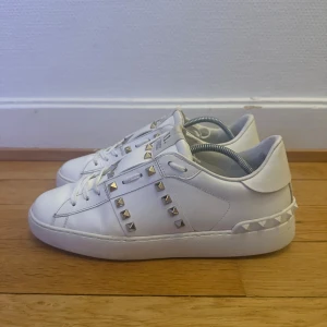 Valentino rockstud sneakers  - Säljer nu dessa fina valentino skor | Super fint skick | Storlek 40 | Kommer även med äkthetsbevis | Hör gärna av er vid frågor eller funderingar 