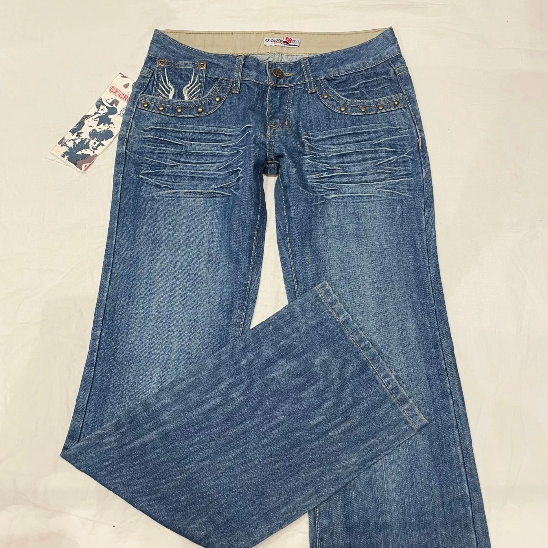 Lågmidjade bootcut jeans med y2k detaljer - 4
