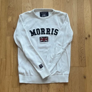 Vit stickad tröja från Morris - Snygg vit stickad tröja från Morris i storlek S med broderad logga. Tveka inte på att höra av dig om du har några frågor eller funderingar!