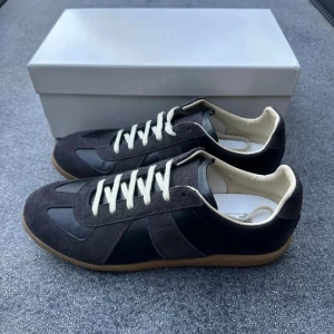 Maison Margiela Gats - Intressekoll på ett par maison margiela gats. Strl 43| Pris 3599kr men det går att diskuteras. | Skickar samma dag😉Skick 10/10 | Vid frågor eller funderingar är det bara att skriva! Mvh Etienne 
