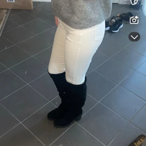 Stövlar i mocka  - Säljer mina knöhöga stövlar i storlek 37/38. Tycker att dem är jättefina men har aldrig kommit till användning. 