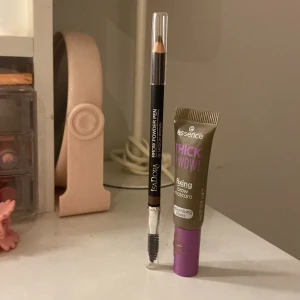 Isadora brynpenna & Essence bryngel - Säljer en Isadora Brow Powder Pen i mörkbrun nyans med borste i ena änden samt en Essence Thick & Wow! fixing brow mascara med volymgivande fibrer. Perfekt för att forma och fylla i brynen med naturligt resultat.