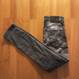 Jack and Jones Jeans modell Glenn - Jack and Jones jeans i strl 31/32 i modellen Glenn som är slim fit och kommer i ett stretchigt material  Mycket fint skick och har använts sparsamt och har inga defekter   