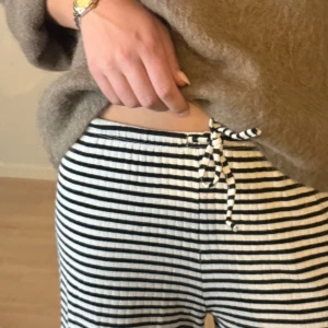 Randiga mjubisbyxor  - Säljer mina randiga mjukisbyxor från Gina i storlek xs då dom tyvärr inte kommer till användning. Byxorna är i helt nytt skick. 