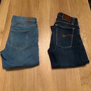 Två par jeans, nudie och replay  - Från vår budgivning!✅