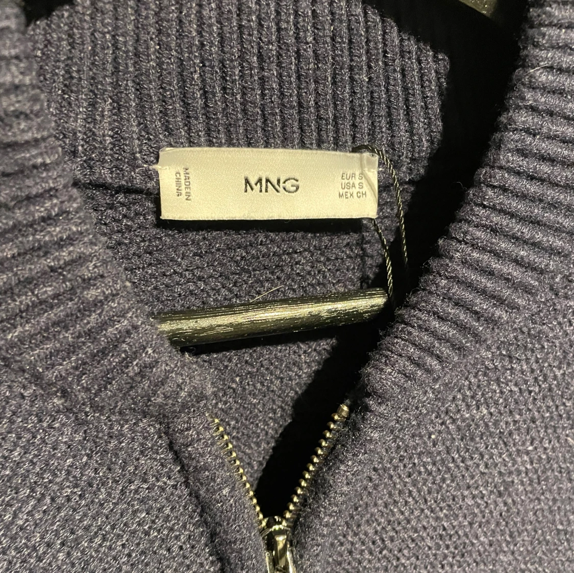 Mörkblå stickad kofta från Mango - 2