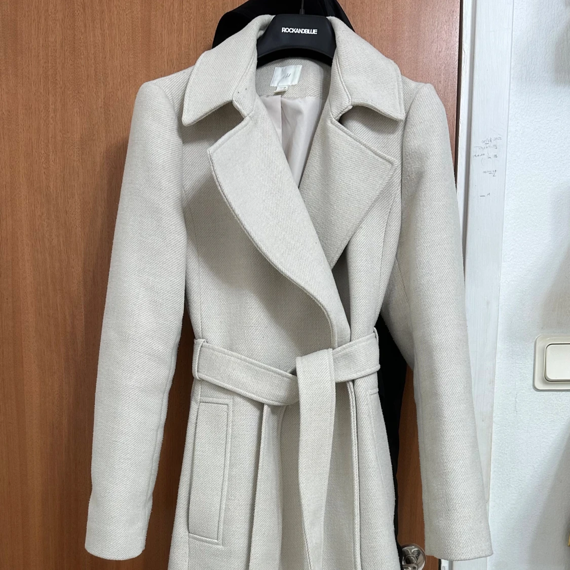 Beige kappa med bälte från H&M