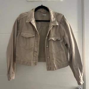 Jeans jacka  - Helt oanvänd kort jeansjacka.