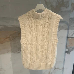 Beige stickad väst  - Snygg stickad väst från Gina tricot 