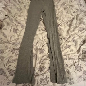 Yoga pants🤍 - Ett par yoga pants i storlek 146/152 från Gina young!! Använda ett fåtal gånger men har blivit för små!!🤍