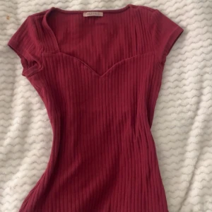 Ribbad röd kortklänning från Anna Field - Supersnygg röd ribbad klänning från Anna Field med korta ärmar och v-ringad hals. 