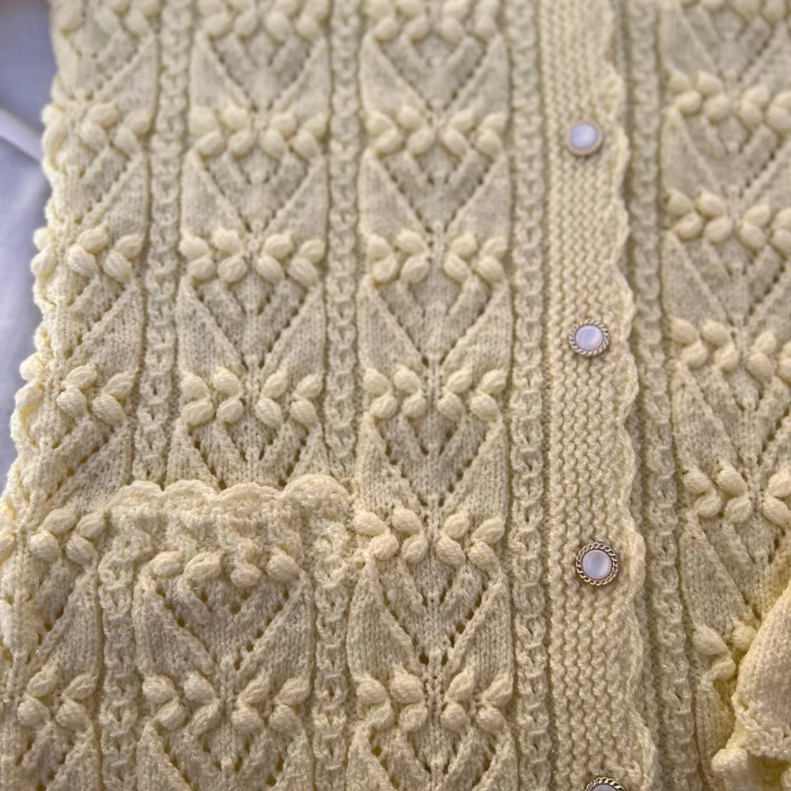 Benvitt  stickad kofta med pärlknappar - 3
