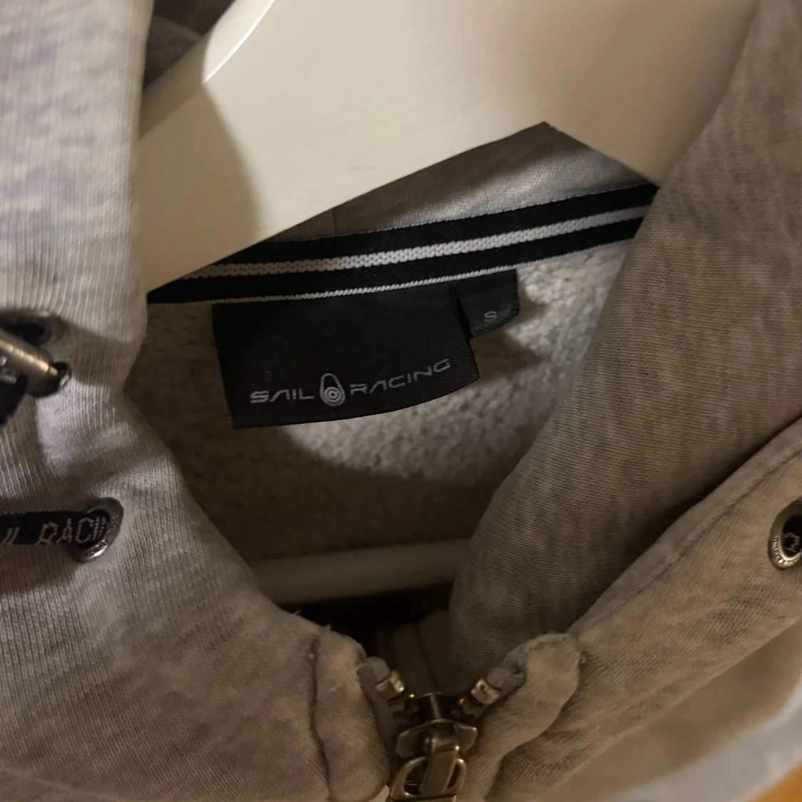 Grå hoodie från Sail Racing - 3