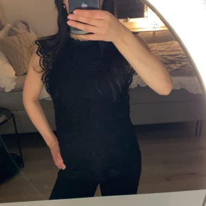 Spetstopp - Super fin svart spets tröja i svart❤️ strl. xs❤️ Jättefin o inga defekter alls!! Skicka privat för mer bilder❤️