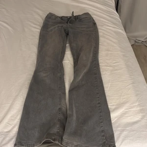 Grå jeans  - Säljer ett par gråa bootcut jeans från gina tricot i storlek 36. Jeansen har mellan hög midja och fin passform. Basic jeans men snygg form, skriv om ni har frågor🥰