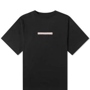 Svart t-shirt Stockholm Surfboard Club - Svart t-shirt från Stockholm Surfboard Club med vit och röd logga på bröstet. Storlek L