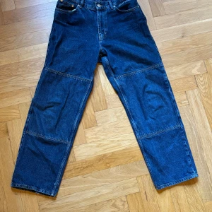 Sweet SKTBS blå skate jeans XS - Blå skate jeans från Sweet SKTBS i storlek XS, med en loose fit. Modellen heter Sweet D-knee och har markerade sömmar över knäna för en cool look. 100% bomull. Snygg brodyr över ena fickan. Lite slitna på ena benet (se bild), märks dock inte. 