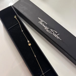 Thomas sabo - Helt ny thomas sabo armband, äkta. Guld färg men vet ej om det är äkta guld. Inget kvitto då det var en present. Aldrig använd. Nypris ca 1000 kr
