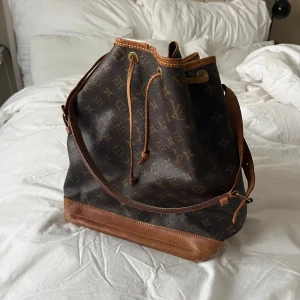 Noe Louis Vuitton  - Super snygg tidlös väska från Louis Vuitton kommer inte till så mycket användning därav intressekoll💕💕kom gärna med prisförslag 